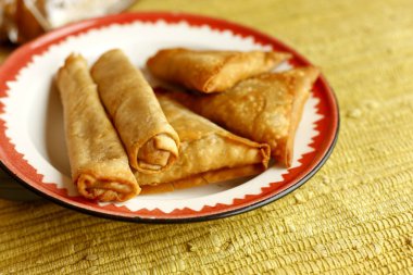 Bahar rulo ve samosas