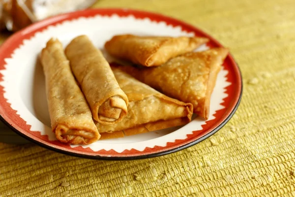 Rouleaux de printemps et samosas Images De Stock Libres De Droits