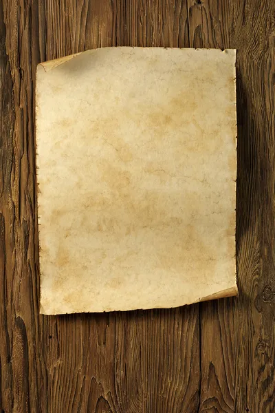 Gammalt pergament på trävägg — Stockfoto