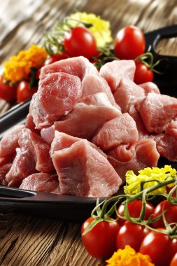 pişmemiş domuz eti