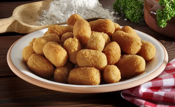 Croquete espanhol tradicional caseiro em um garfo no fundo