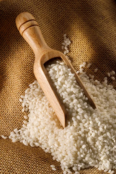 Рис с деревянной ложкой — стоковое фото