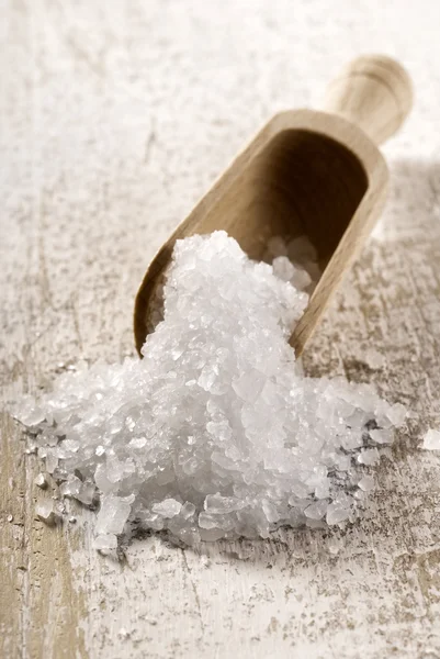 テーブルの上の海の塩 — ストック写真