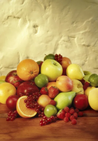Frutas sobre la mesa —  Fotos de Stock