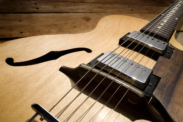 Винтажная электрическая гитара — стоковое фото