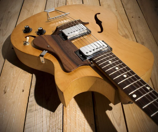 Винтажная джазовая гитара — стоковое фото