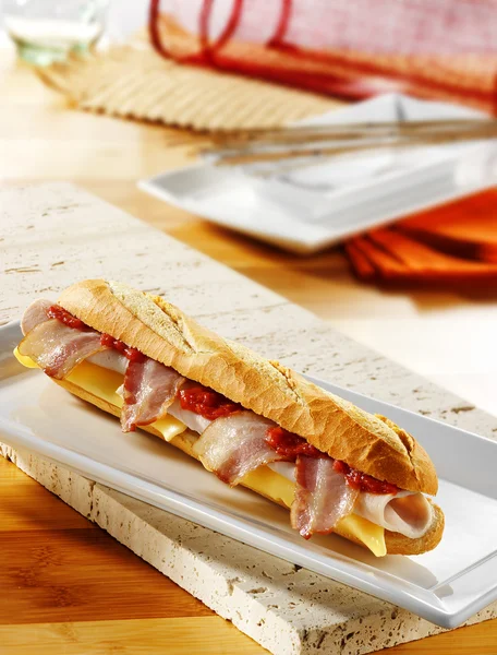 Ost och bacon varm smörgås — Stockfoto