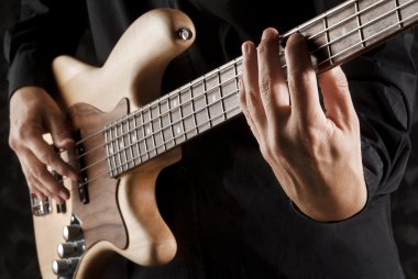 bas gitar çalmaya