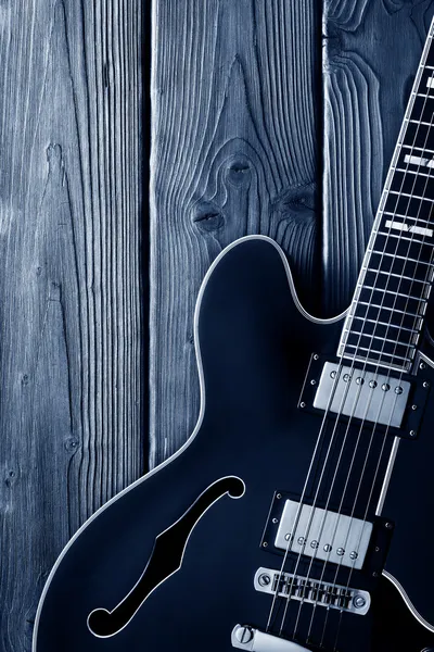 Chitarra elettrica su blu — Foto Stock