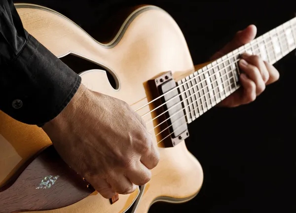 Suonare chitarra jazz personalizzata — Foto Stock