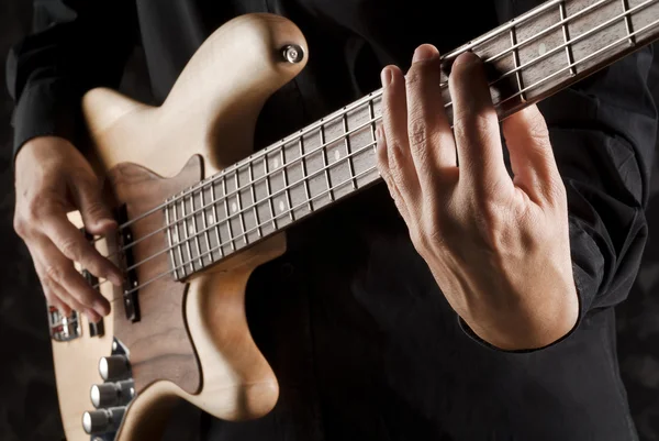 Tocando guitarra baixo — Fotografia de Stock