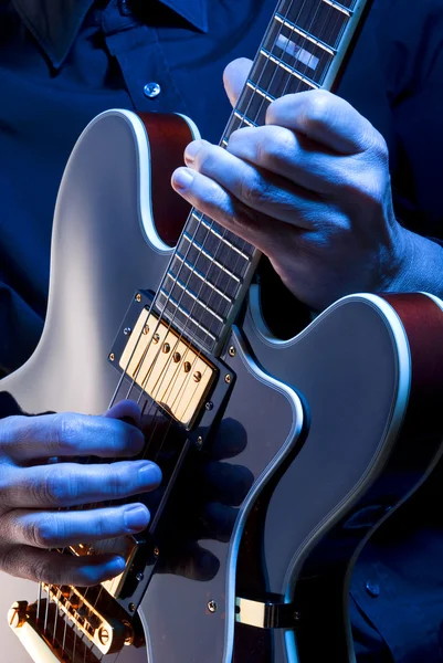 Playing blues guitar — Stock Photo, Image