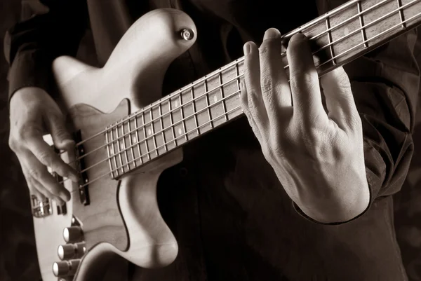 Spelar jazz bass — Stockfoto