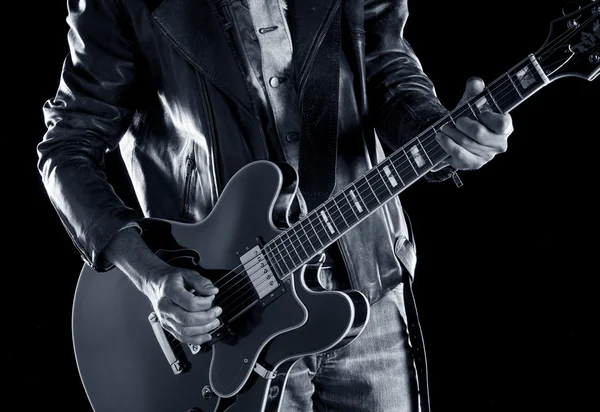 Hombre guitarrista de rock — Foto de Stock