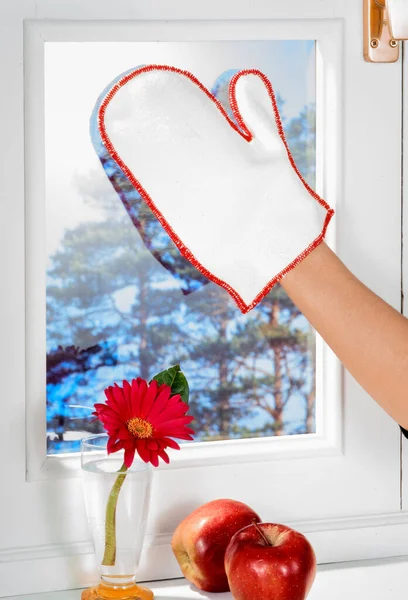 Γυναίκα Χέρι Καθαρίζει Ένα Παράθυρο Ένα Λευκό Γάντι — Φωτογραφία Αρχείου