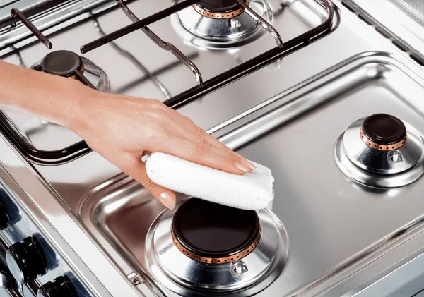 Mão Mulher Limpando Uma Cozinha Com Scourer Branco — Fotografia de Stock