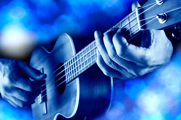 Mãos Músico Tocando Ukulele Luzes Azuis Fundo — Fotografia de Stock