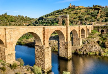 Tajo nehri üzerindeki Alcantara köprüsü, Caceres, Extremadura, İspanya