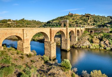 Tajo nehri üzerindeki Alcantara köprüsü, Caceres, Extremadura, İspanya