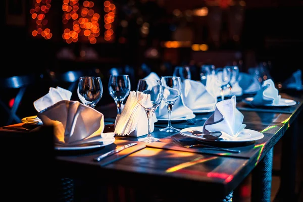 Copas de vino en la mesa en la oscuridad —  Fotos de Stock