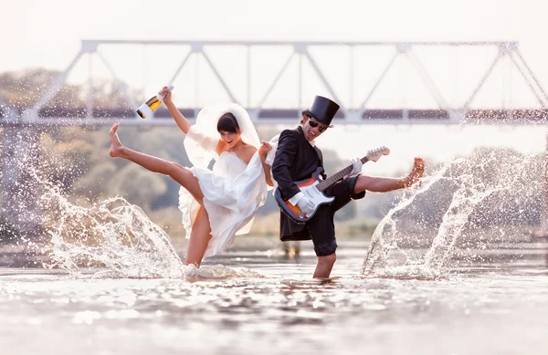 Bruid en bruidegom is gelukkig in de rivier — Stockfoto