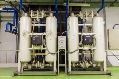 Bisiklet şeritli yolun karşısında