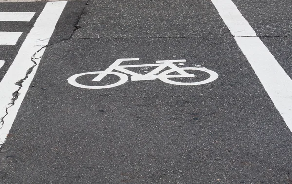Bisiklet şeritli yolun karşısında — Stok fotoğraf