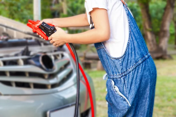 Holding jumper cables — Stock Photo, Image