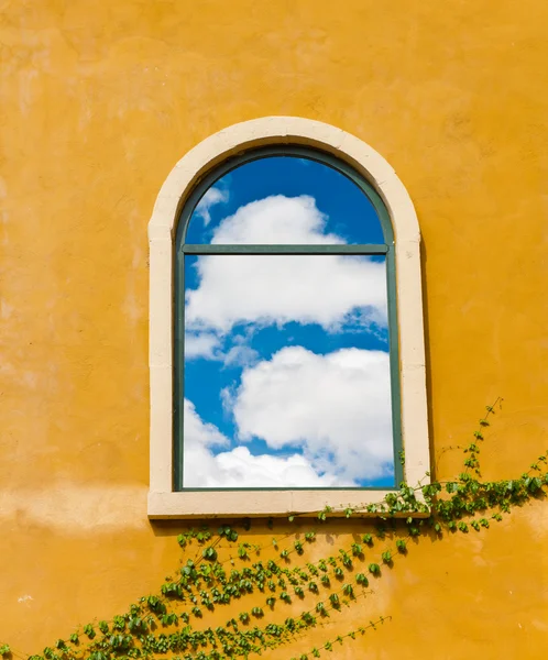 Vintage παράθυρο στον τοίχο κίτρινο — Stockfoto