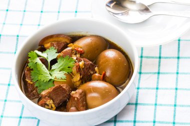 domuz eti ve tatlı güveç yumurta