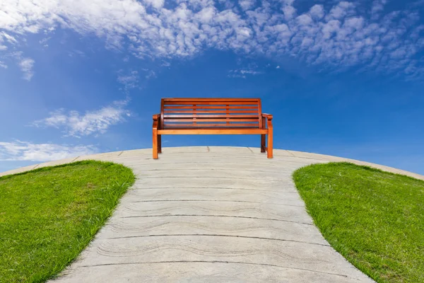 Alone bench in pathway — Stock Photo, Image