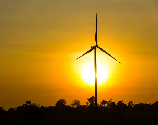 Turbina eólica ao nascer do sol — Fotografia de Stock