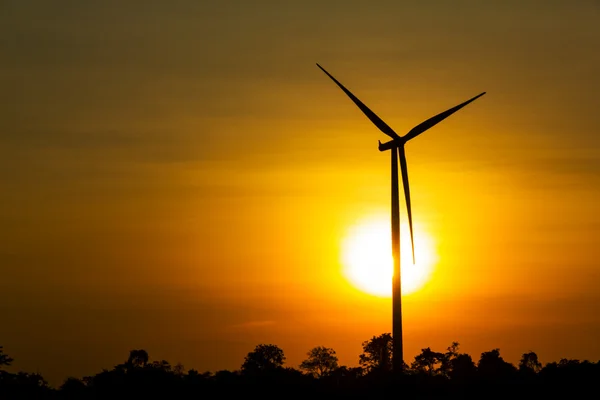 Turbina eólica ao nascer do sol — Fotografia de Stock