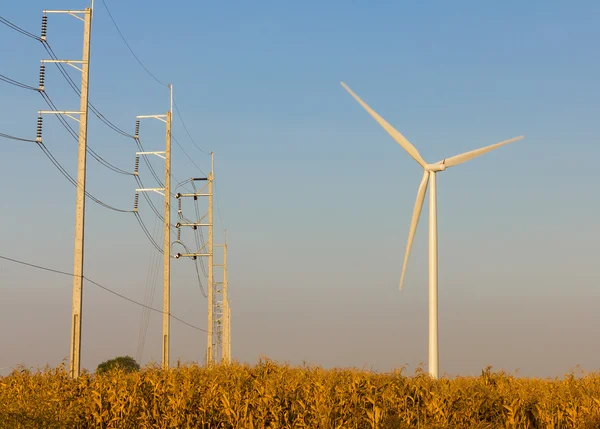 Windturbine met transmissielijnen — Stockfoto