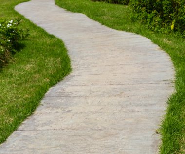 Beton kaldırım ve çim