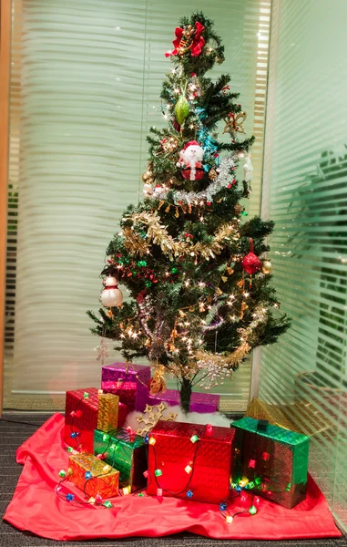 Albero di Natale decorato — Foto Stock