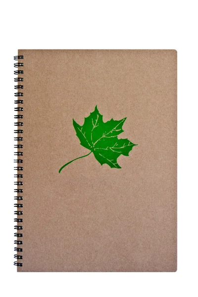 Bruna anteckningsboken med grönt blad — Stockfoto