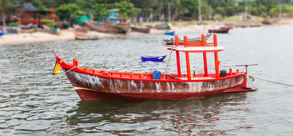 Fishing boat near the pier — Stock Photo, Image