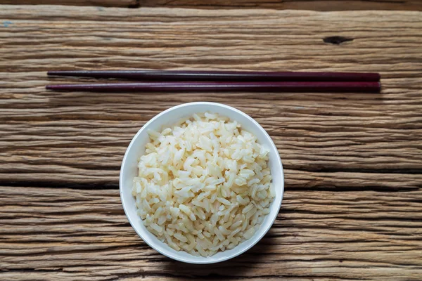 Ciotola di riso integrale con bacchette — Foto Stock