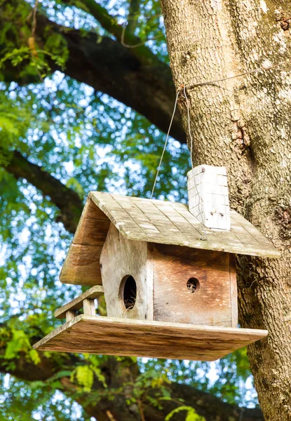 Houten vogelhuisje — Stockfoto