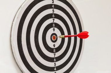 Kırmızı dart tahtası üzerinde