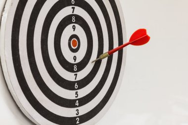 Kırmızı dart tahtası üzerinde