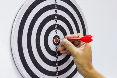 el ve kırmızı dart tahtası üzerinde