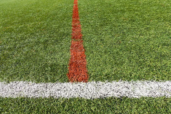 Искусственное футбольное поле для травы или крытый футбольный мяч — стоковое фото