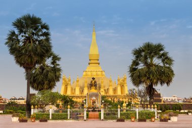 Kral setthathirat heykeli ve pha o luang stupa