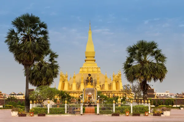 Estátua do Rei Setthathirat e Pha That Luang stupa — Fotografia de Stock