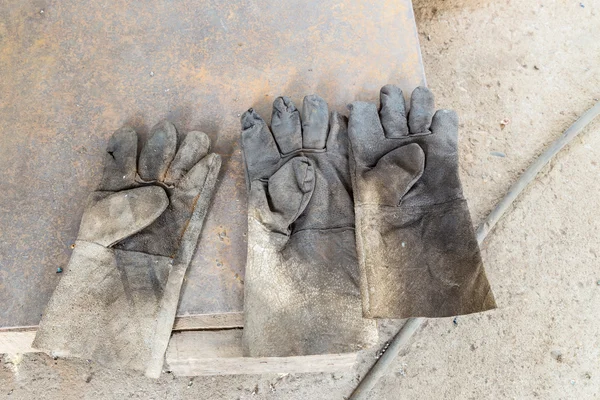 Три брудних рукавички — стокове фото