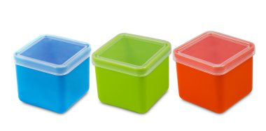 Beyaz arka planda üç plastik boş kutular