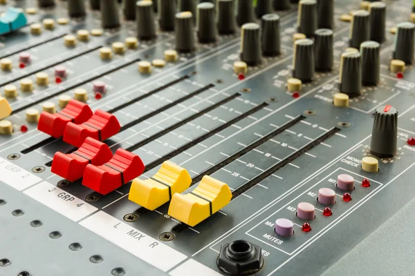 Gros plan sur les curseurs de la console de mixage du son dans l'enregistrement audio — Photo