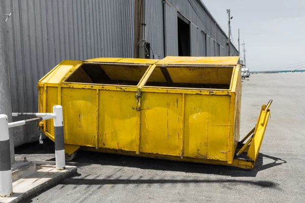 黄色の金属廃棄物をスキップします。 — ストック写真